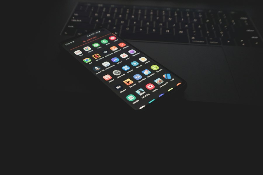 Celular com vários aplicativos na tela sobre um teclado — aplicativo web sob medida