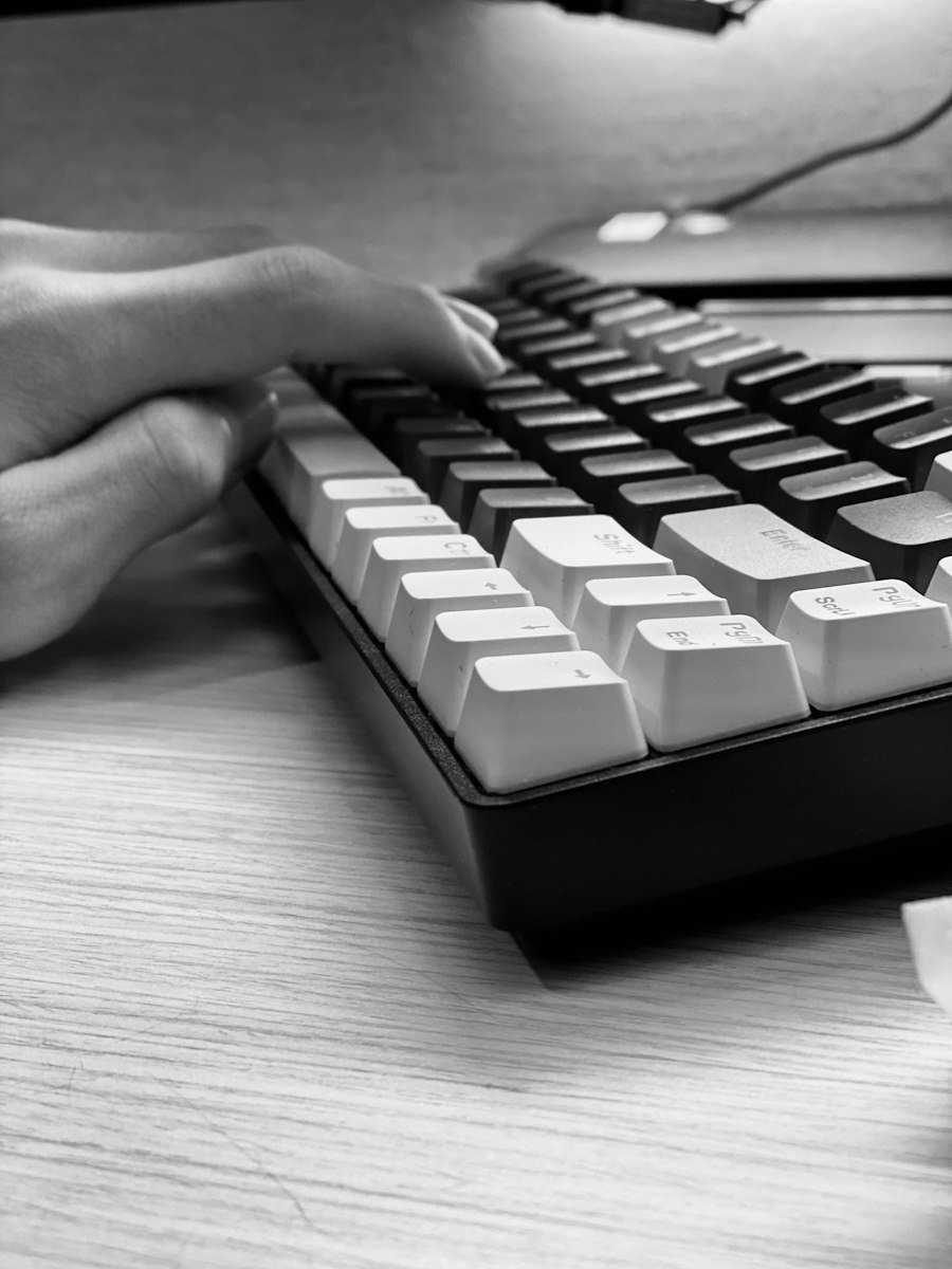 Mão sobre um teclado em preto e branco — atualização de site